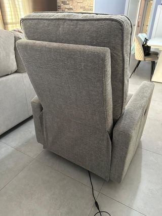 Sillón reclinable gris tela