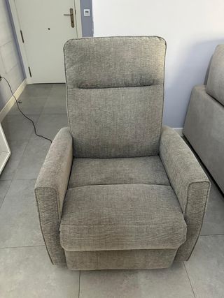 Sillón reclinable gris tela