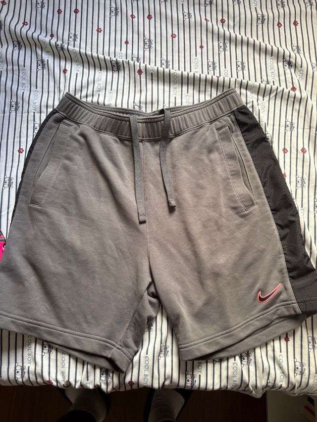 Pantalón corto Nike gris