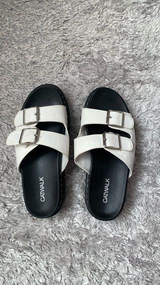 Sandalias blancas CATWALK plataforma negra