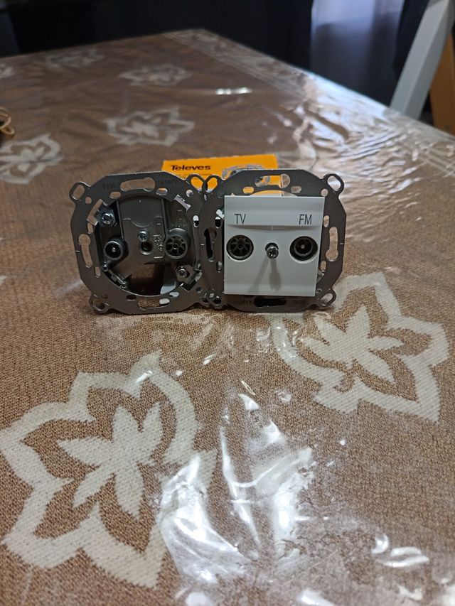 Televes Tomas de Antena TV/FM,8€ las dos