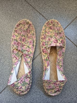 Alpargatas florales rosas y multicolor