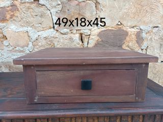 Banco de madera y 2 mesitas