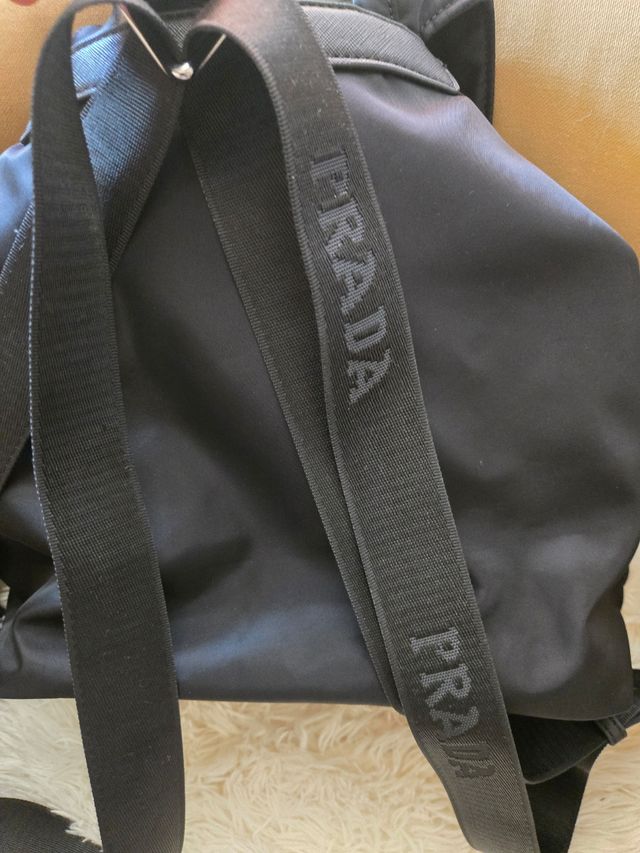 Mochila bolso color negro , prácticamente nueva