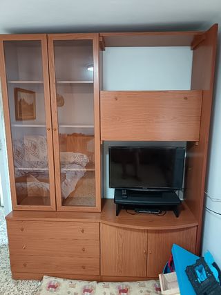 Mueble de comedor de madera y cristal
