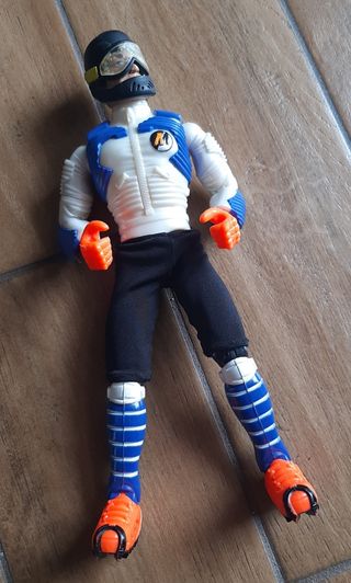 Action Man con casco incompleto