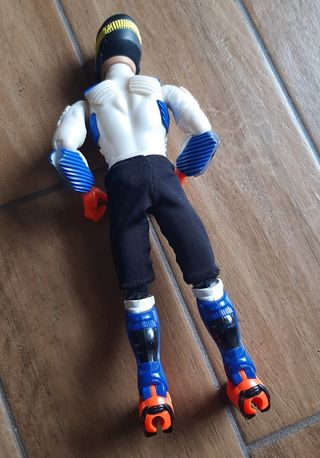 Action Man con casco incompleto