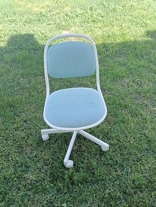 Silla de escritorio azul y blanca