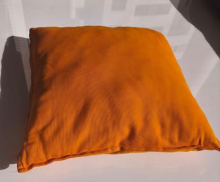 TRES FUNDAS DE COJÍN CON RELLENO.