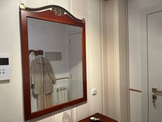 Mueble de entrada de madera y espejo