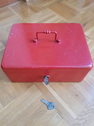 Caja de caudales antigua de hierro