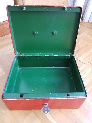 Caja de caudales antigua de hierro