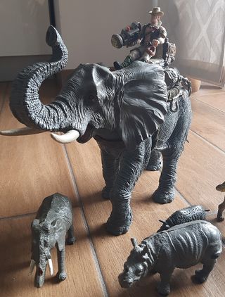 Elefante Giocattolo con Cacciatore