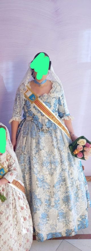 Traje de Fallera s.XVIII gris, con flores azules.

