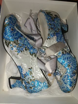 Traje de Fallera s.XVIII gris, con flores azules.
