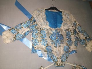 Traje de Fallera s.XVIII gris, con flores azules.
