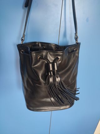 Borsa a secchiello nera con frange