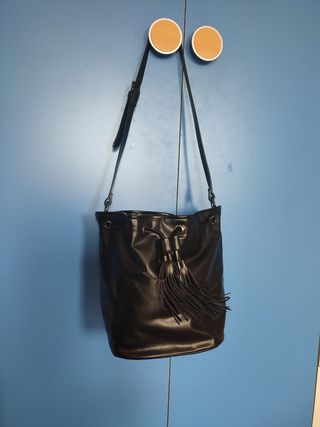 Borsa a secchiello nera con frange