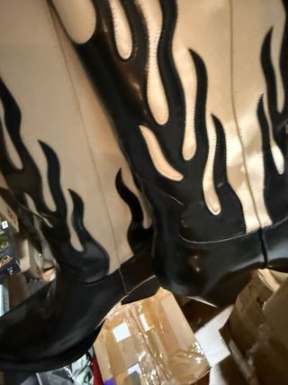 Botas camperas altas con diseño de llamas