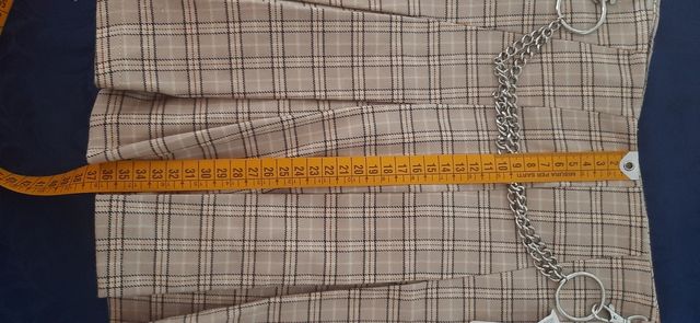 Falda corta tipo colegial Bershka beige