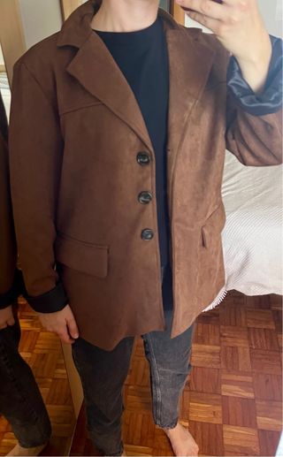 Cazadora efecto piel marrón oversize