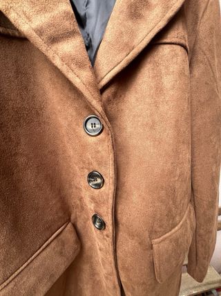 Cazadora efecto piel marrón oversize