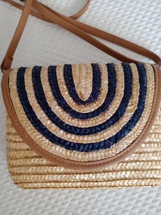Bolso de paja con rayas azules