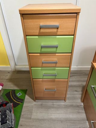 Cómoda alta de madera y metal