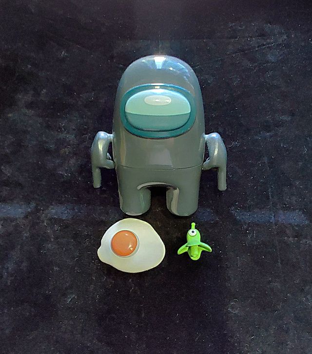 Muñeco Among Us Gris con Accesorios