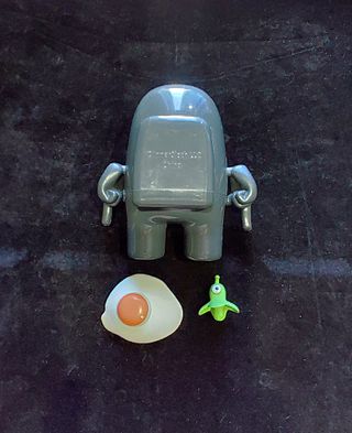 Muñeco Among Us Gris con Accesorios