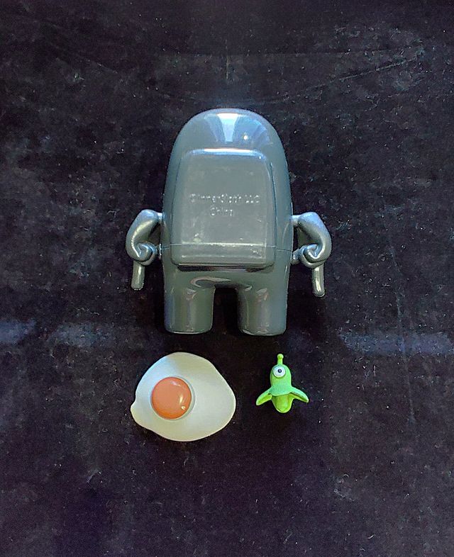 Muñeco Among Us Gris con Accesorios