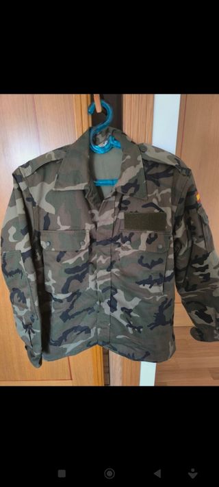 Chaqueta militar y pantalón 
camuflaje verde bosco