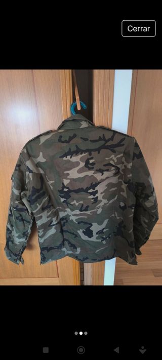 Chaqueta militar y pantalón 
camuflaje verde bosco