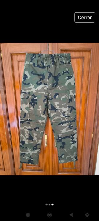 Chaqueta militar y pantalón 
camuflaje verde bosco