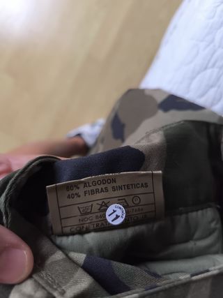 Chaqueta militar y pantalón 
camuflaje verde bosco