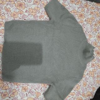 Camiseta gris de cuello alto