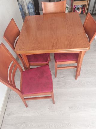 Mesa de comedor extensible y 4 sillas