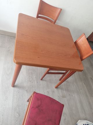 Mesa de comedor extensible y 4 sillas