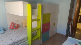 Dormitorio tren, cama alta con armario