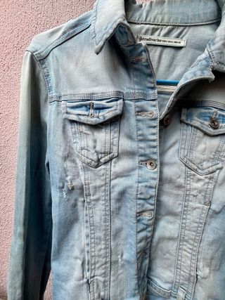 Cazadora vaquera efecto desgastado