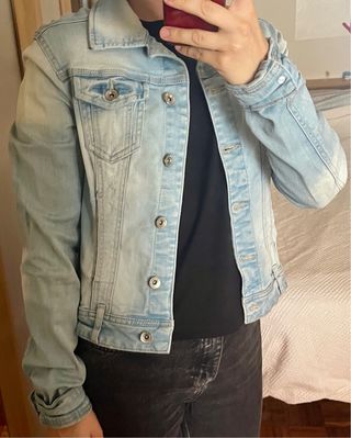 Cazadora vaquera efecto desgastado