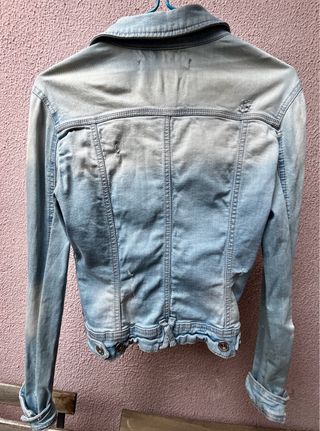 Cazadora vaquera efecto desgastado