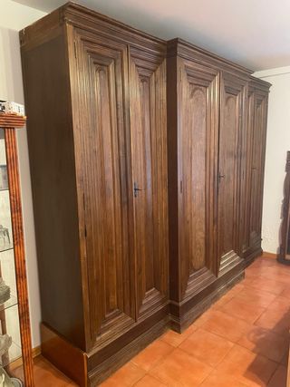 Armario de madera maciza