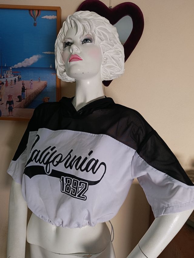 Top deportivo Shein blanco y negro