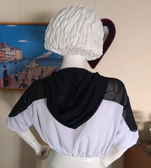 Top deportivo Shein blanco y negro