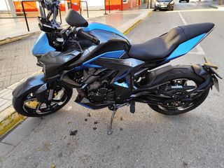 Moto azul y negra Zontes 350R No negociable