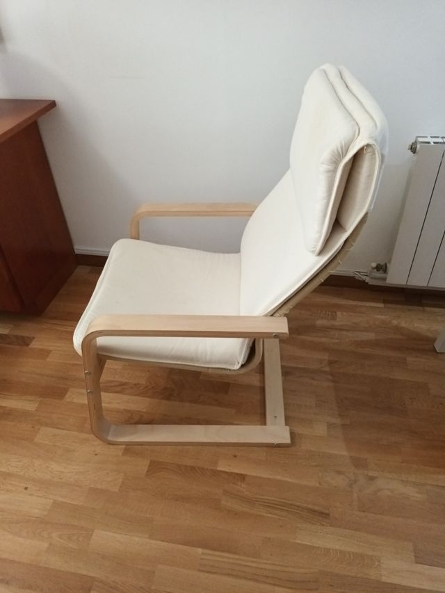 Sillón reposabrazos beige y madera,respaldo alto.