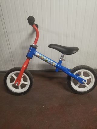 Bicicleta de equilibrio azul y roja