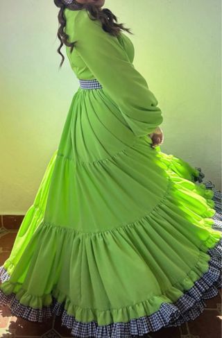 Traje de flamenca verde lima