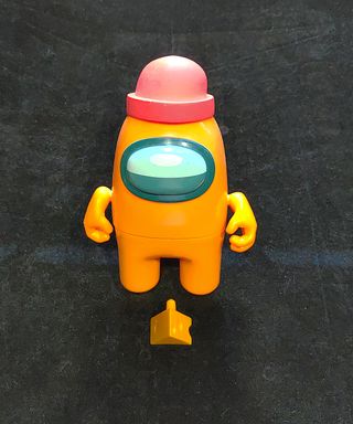 Muñeco Among Us Naranja con accesorios